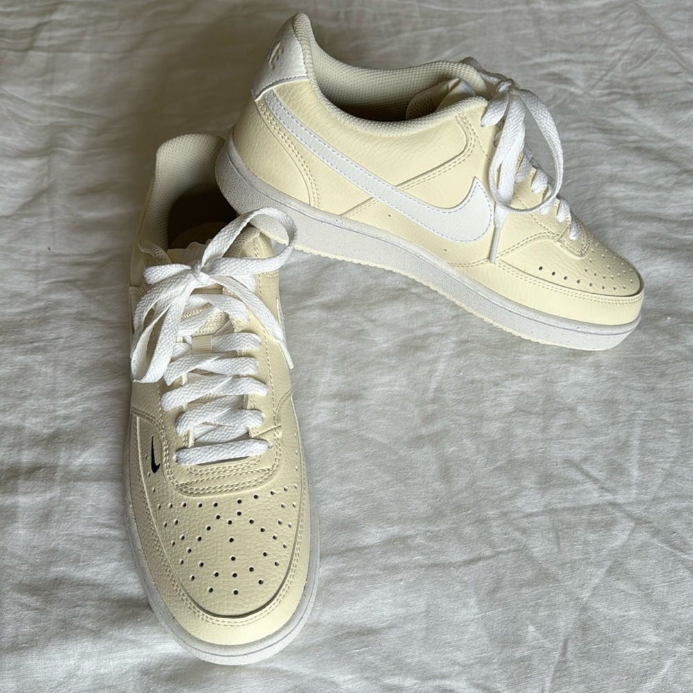 Nike WOMENS COURT VISION LOW SNEAKER